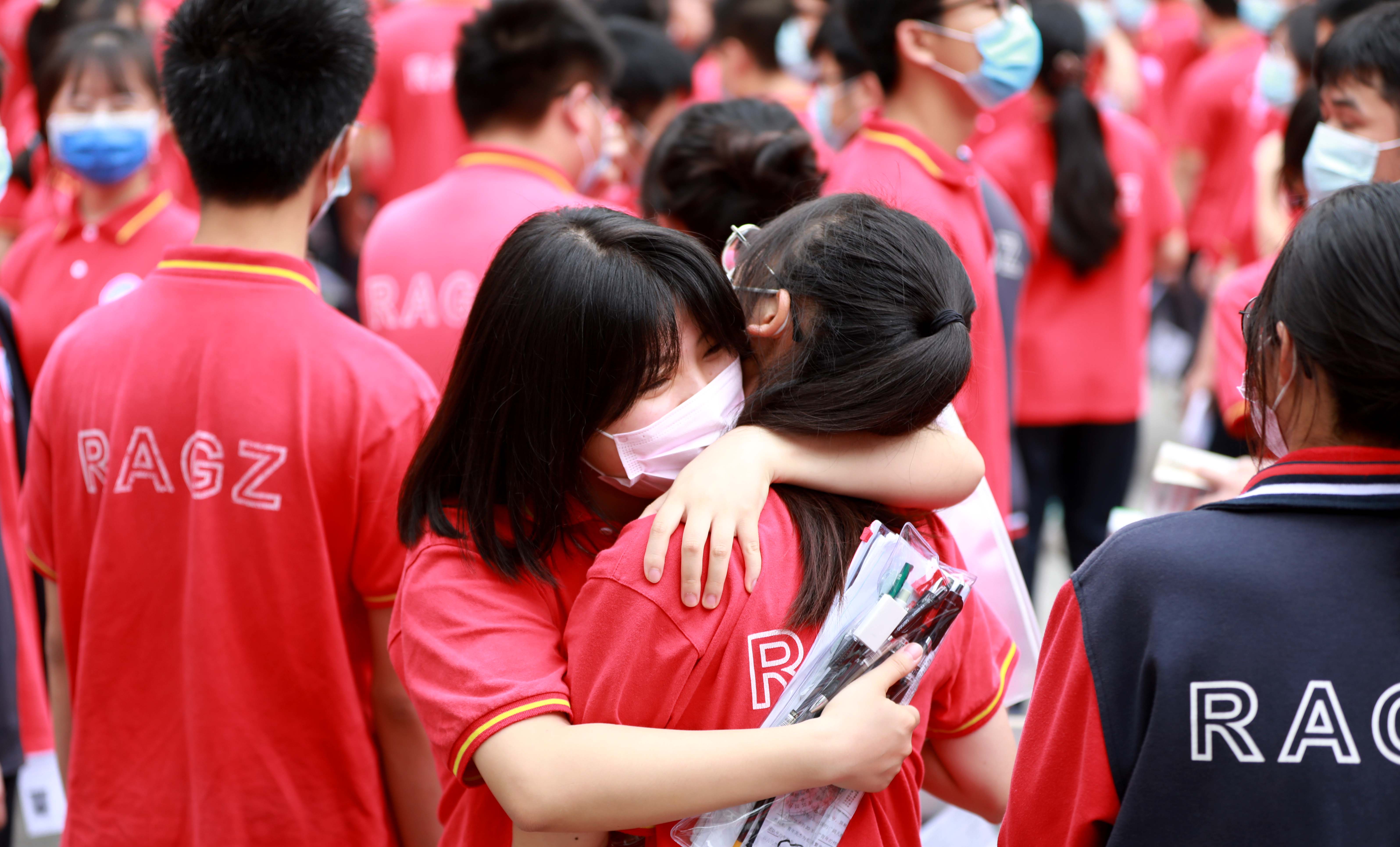 图3：6月7日，在广西柳州市融安县高级中学，考生相互拥抱鼓励。（覃庆和 摄）.jpg