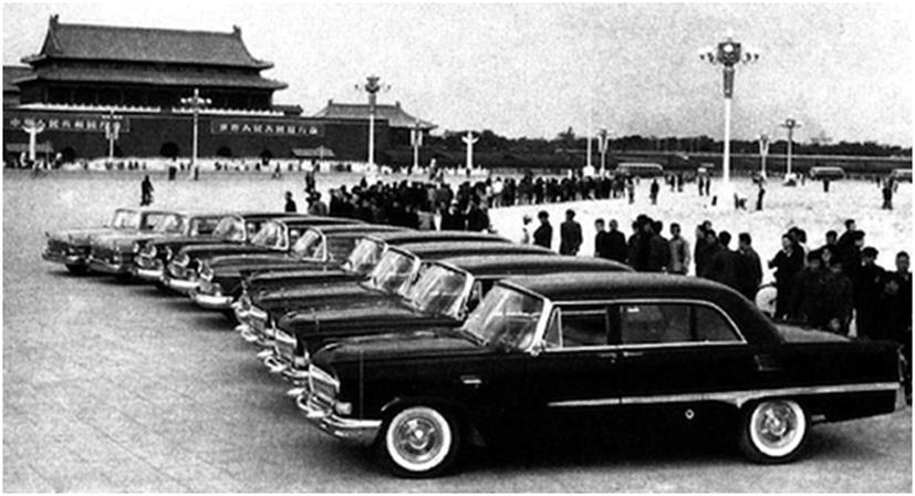 红旗牌轿车1959年10月在天安门广场展出.jpg