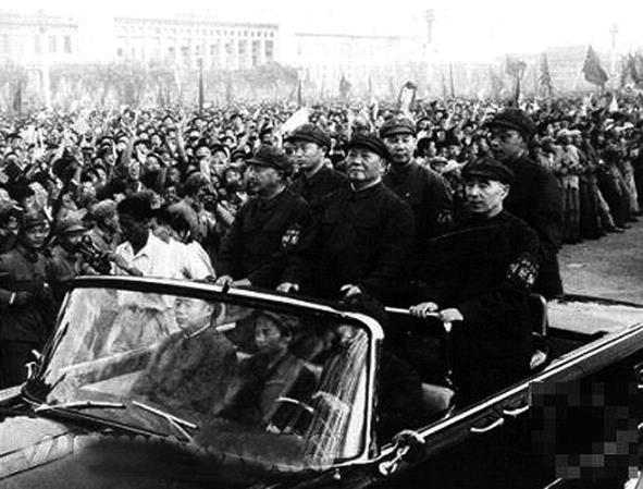 1966年毛泽东乘红旗牌轿车检阅红卫兵.jpg