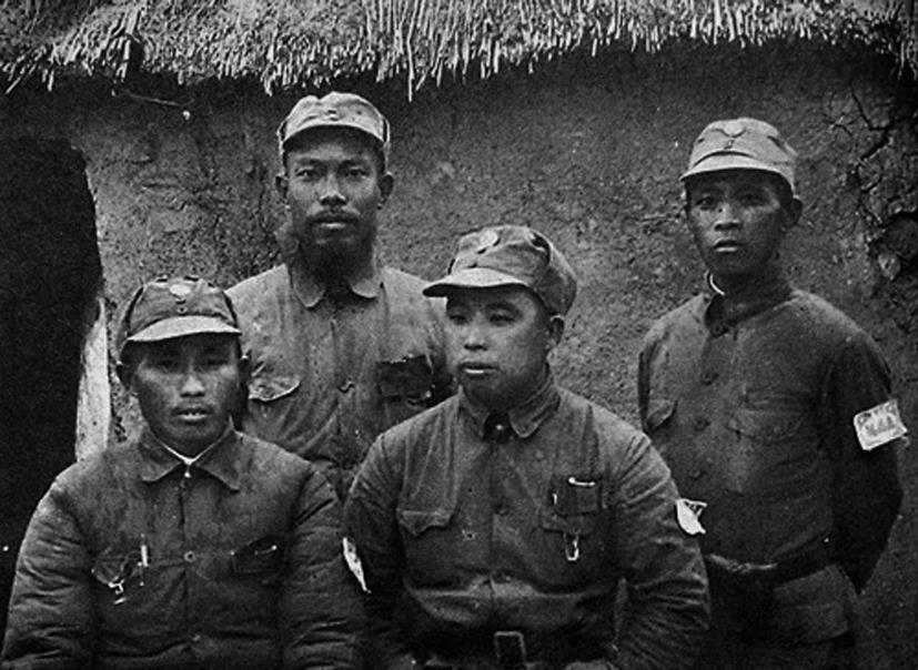 时任新四军三师七旅旅长彭明治（右一）。.jpg