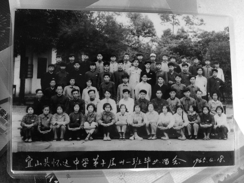 覃仲霖（二排右六）和学生合影.jpg