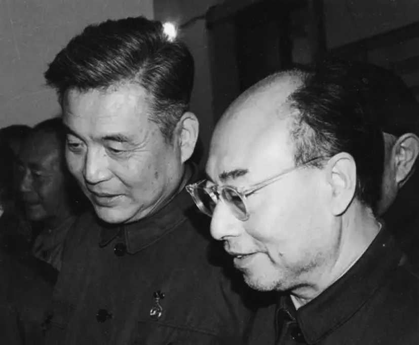 1667461732990.jpg 2邓稼先(左)和于敏(右)一起讨论工作。.webp.jpg