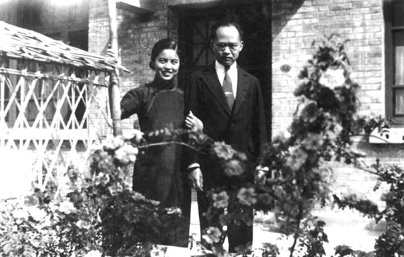 三、1936年，王力教授与夫人夏蔚霞在家门前合影.jpg