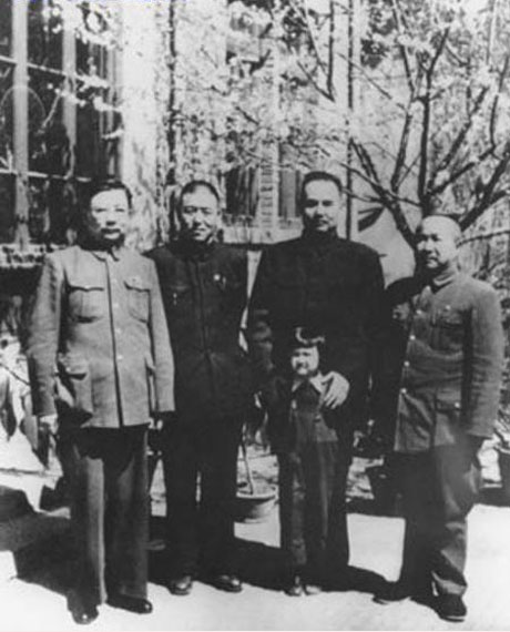 1938年，李克农（左一）与叶剑英（右二）等.jpg