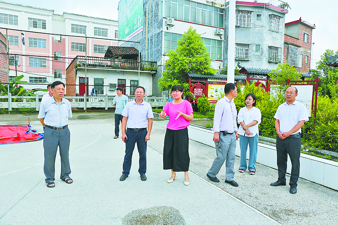 换-县政协副主席和东梅（前左三）率队开展”铸牢中华民族共同体意识“专题调研。.jpg