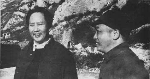 1944年，毛泽东（左）和彭德怀在延安。.jpg